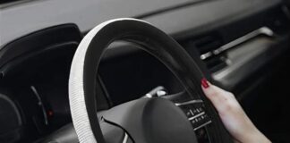 Rhinestone steering wheel cover - via Instagram (carviper.store)