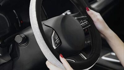 Rhinestone steering wheel cover - via Instagram (carviper.store)