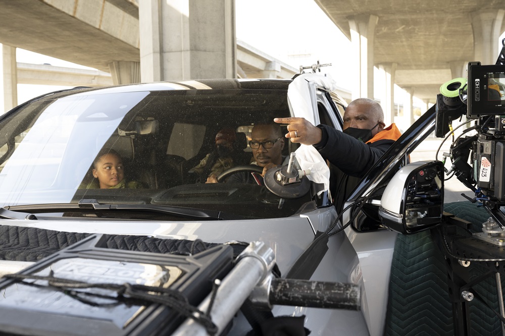 Director Reginald Hudlin and Eddie Murphy as &rsquo;Chris Carver&rsquo; on the set of CANDY CANE LANE Photo: CLAUDETTE BARIUS&copy; AMAZON CONTENT SERVICES LLC