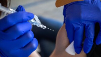 Flu Vaccination (Francine Orr-Los Angeles Times-Getty Images)