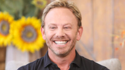 Actor Ian Ziering being attacked in Hollywood, California. (screenshot via TMZ)