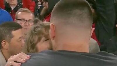 Taylor Swift and Travis Kelsey kiss on field - screenshot