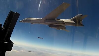 B1 Bomber dropping bombs in mid east - screenshot