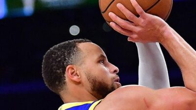 Steph Curry shooting against Lakers (Gary A Vasquez-USA TODAY Sports-Reuters)