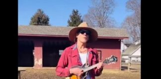 Actor/musician Kevin Bacon sings Beyonce's 'Texas Hold 'Em' to his farm animals - screenshot