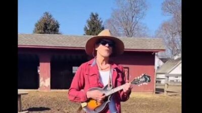 Actor/musician Kevin Bacon sings Beyonce's 'Texas Hold 'Em' to his farm animals - screenshot