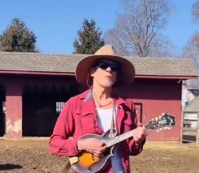 Actor/musician Kevin Bacon sings Beyonce's 'Texas Hold 'Em' to his farm animals - screenshot