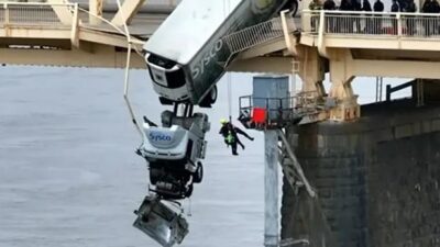 Truck hanging over river - screenshot