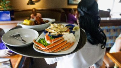 Red Lobster server brings food order to table (Michael Nagle-Bloomberg-Getty Images-File via CNN Newsource)