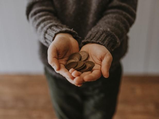 Financial Tips on moneyfor.com Help Reduce Money Stress / Man's hands with coins - via Unsplash