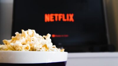 Netflix & popcorn - Depositphotos