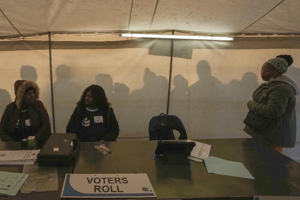 Nelson Mandela&rsquo;s ANC Party Has Been Dealt A Seismic Election Blow - Photo: South Africa election workers (Themba Hadebe-AP via CNN Newsource)