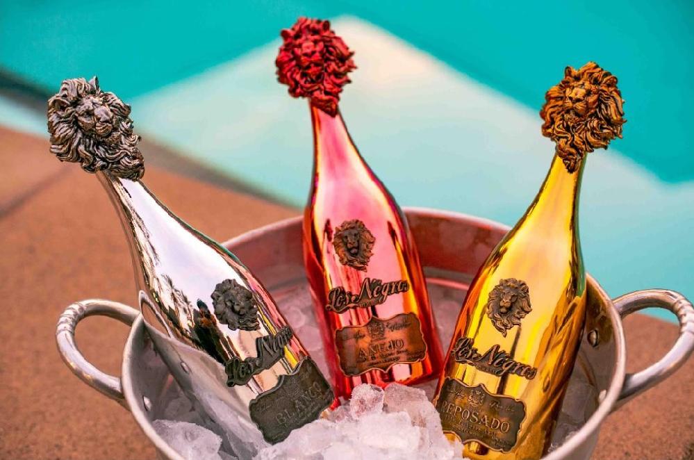 Los N&eacute;gros Tequila Launches July, 24 Preorder at Stixx Golf Event // Los Negros on ice