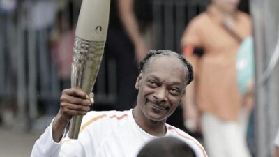 Snoop Dogg & Olympic torch (Stephane de Sakutin-AFP-Getty Images via CNN Newsource)