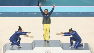 Biles and Chiles bowing to Andrade