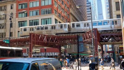 Chicago Transit Authority elevated train - Depositphotos