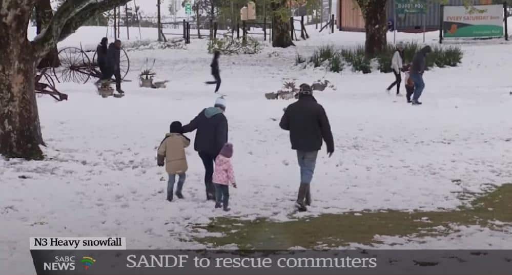 Rare N3 snowstorm traps South African motorists for 14 hours. / South Africa snowstorm - screenshot