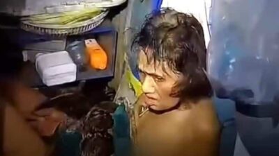 Woman trapped by Python - screenshot