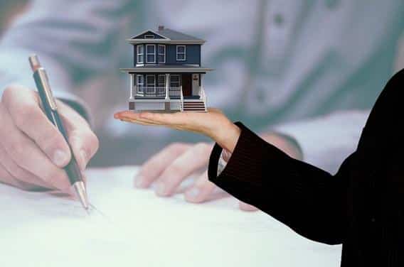 House in female's hand - Image by Tumisu from Pixabay