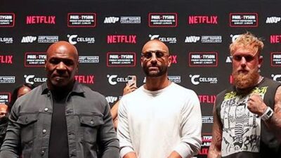 Nakisa Bidarian (center) stands between Tyson and Paul. (Brett Carlsen-Getty Images via CNN Newsource)
