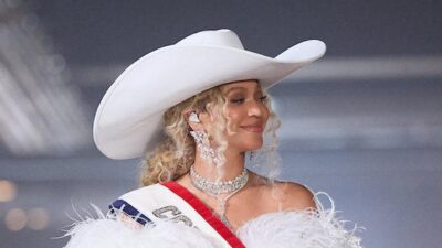 Beyonce on Horse at Christmas Day NFL halftime