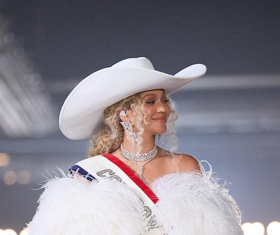 Beyoncé Stuns in Halftime Show at NFL Christmas Gameday