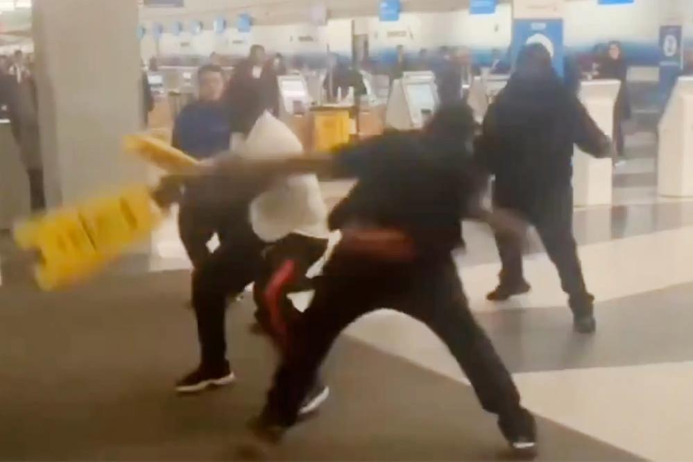 Three-on-One Brawl Erupts at Chicago O&rsquo;Hare&rsquo;s Terminal 3 // O'Hare Airport Brawl - screenshot