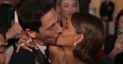 Adrien Brody and Halle Berry kissing at 2025 Oscars - screenshot
