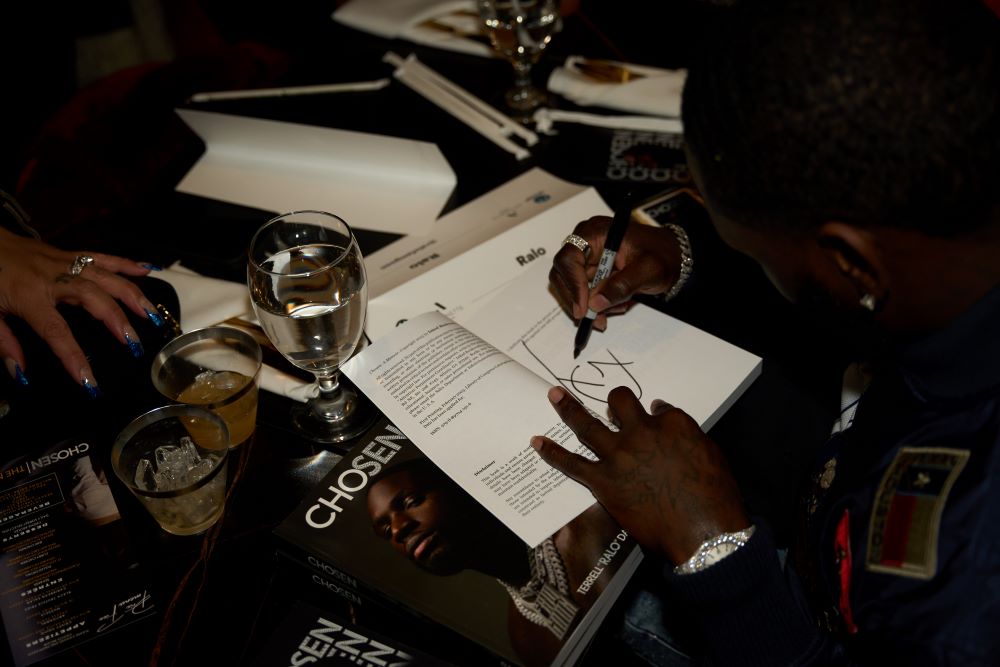 Chosen Book Signing (photo credit Daniel Vasquez @danielvasquezphotos) r