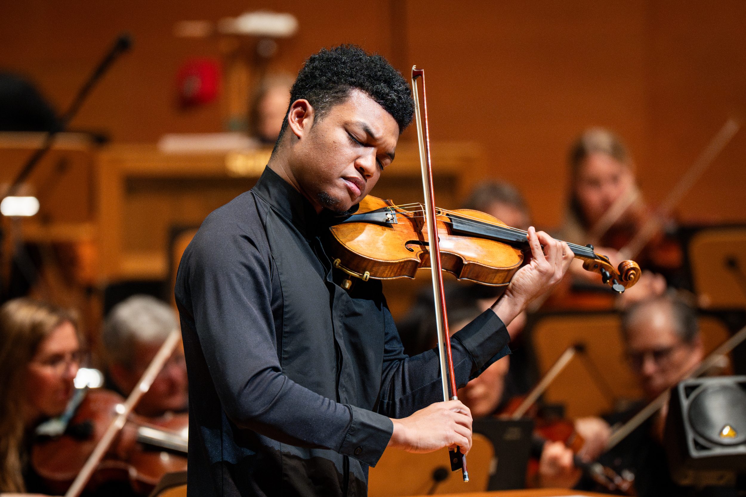 Gustavo Dudamel Londucts Carlos Simon&rsquo;s 'Good News Mass' // andall Goosby performs Violin Concerto No 2 by Florence Price with LA Phil conducted by Gustavo Dudamel. Photo credit: Elizabeth Asher for LA Phil April 2025.