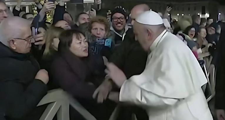 Pope Francis slaps woman's hand (screenshot)