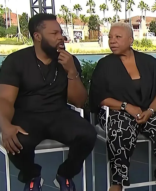 Malcolm Jamal Warner and mother Pamela Warner - screenshot
