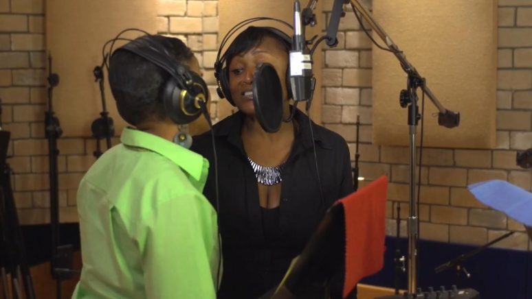 'Sexy Cindy' background singers - screenshot