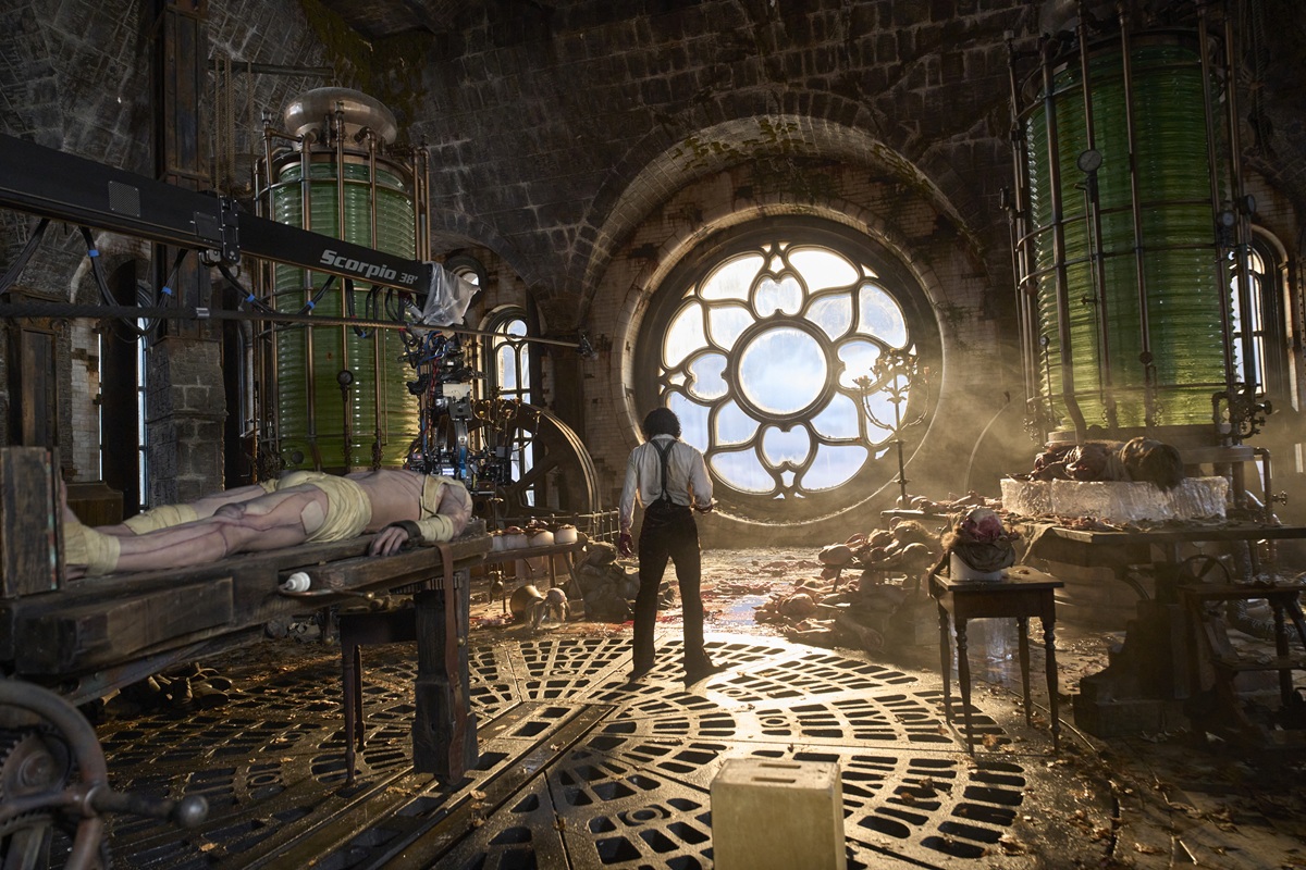 Frankenstein. BTS - (L to R) Jacob Elordi as The Creature and Oscar Isaac as Dr. Victor Frankenstein on the set of Frankenstein. Cr. Ken Woroner/Netflix &copy; 2025.