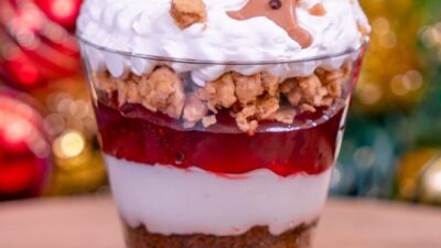 Jolly Holiday Bakery Cafe (Mobile order available) Location: Main Street, U.S.A. Gingerbread-Cranberry Cheesecake Trifle: Layers of gingerbread cake, cheesecake, and cranberry compote topped with gingerbread crunch, white chocolate mousse, and a mini gingerbread man (Available Nov. 14 through Jan. 7)