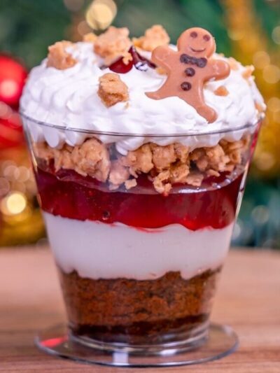 Jolly Holiday Bakery Cafe (Mobile order available) Location: Main Street, U.S.A. Gingerbread-Cranberry Cheesecake Trifle: Layers of gingerbread cake, cheesecake, and cranberry compote topped with gingerbread crunch, white chocolate mousse, and a mini gingerbread man (Available Nov. 14 through Jan. 7)