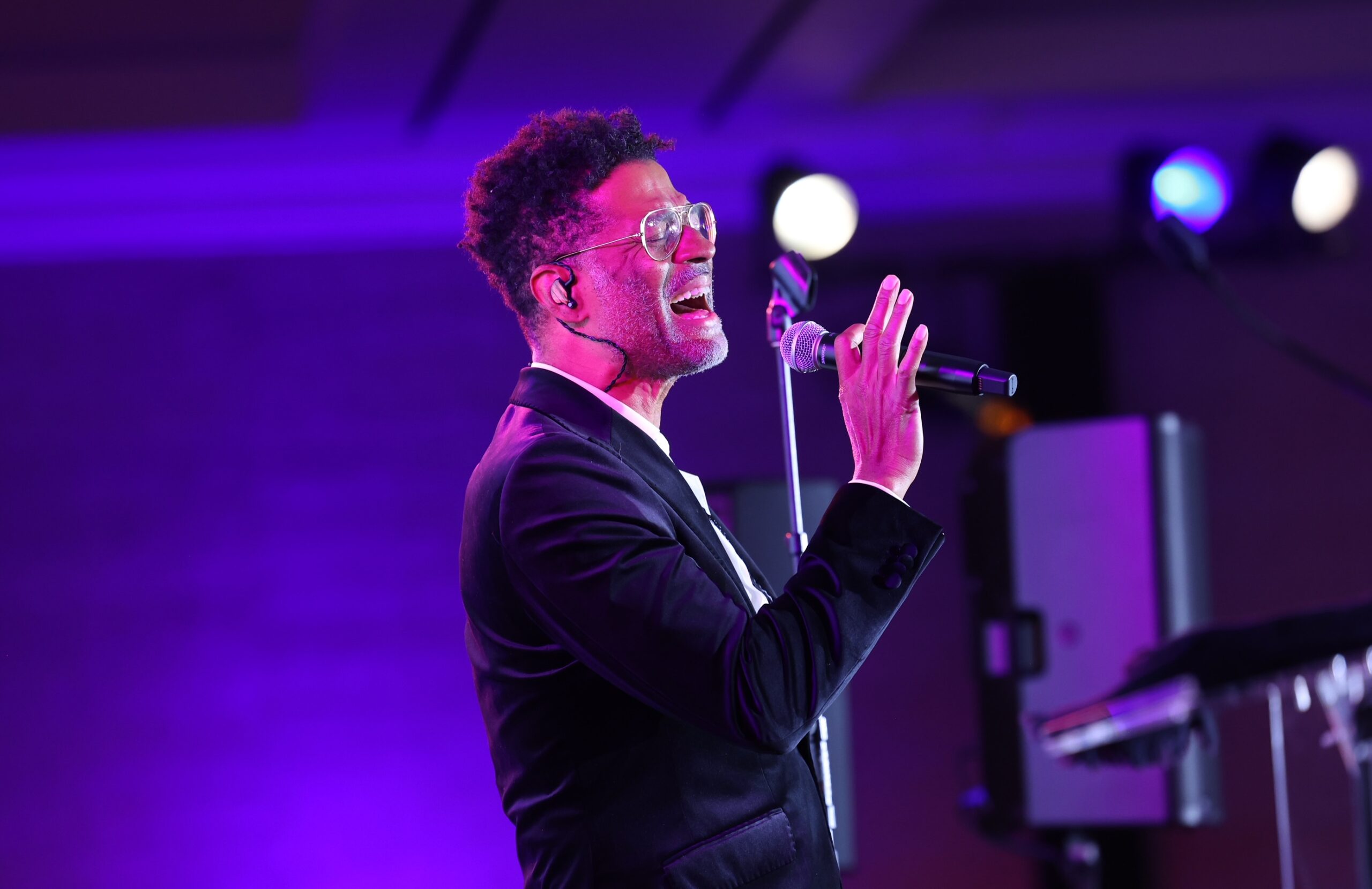 Eric Ben&eacute;t performs during the Holliday&rsquo;s Helping Hands &ldquo;Waves of Hope&rdquo; Gala.