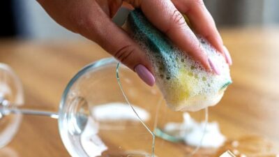 Hand injury/cut from washing wine glass with sponge - eurAI