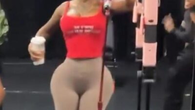 Summer walker shows off her Barbie - screenshot