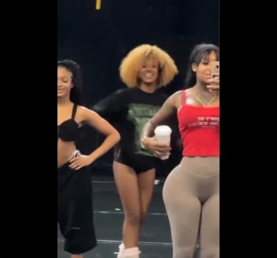 Summer walker shows off her Barbie - screenshot