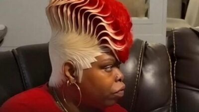Woman with Rooster-looking Hairstyle - screenshot