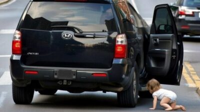 Toddler falls out of car in busy street - via eurAI