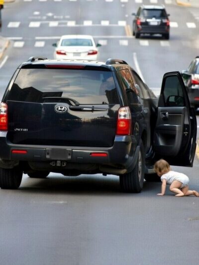 Toddler falls out of car in busy street - via eurAI
