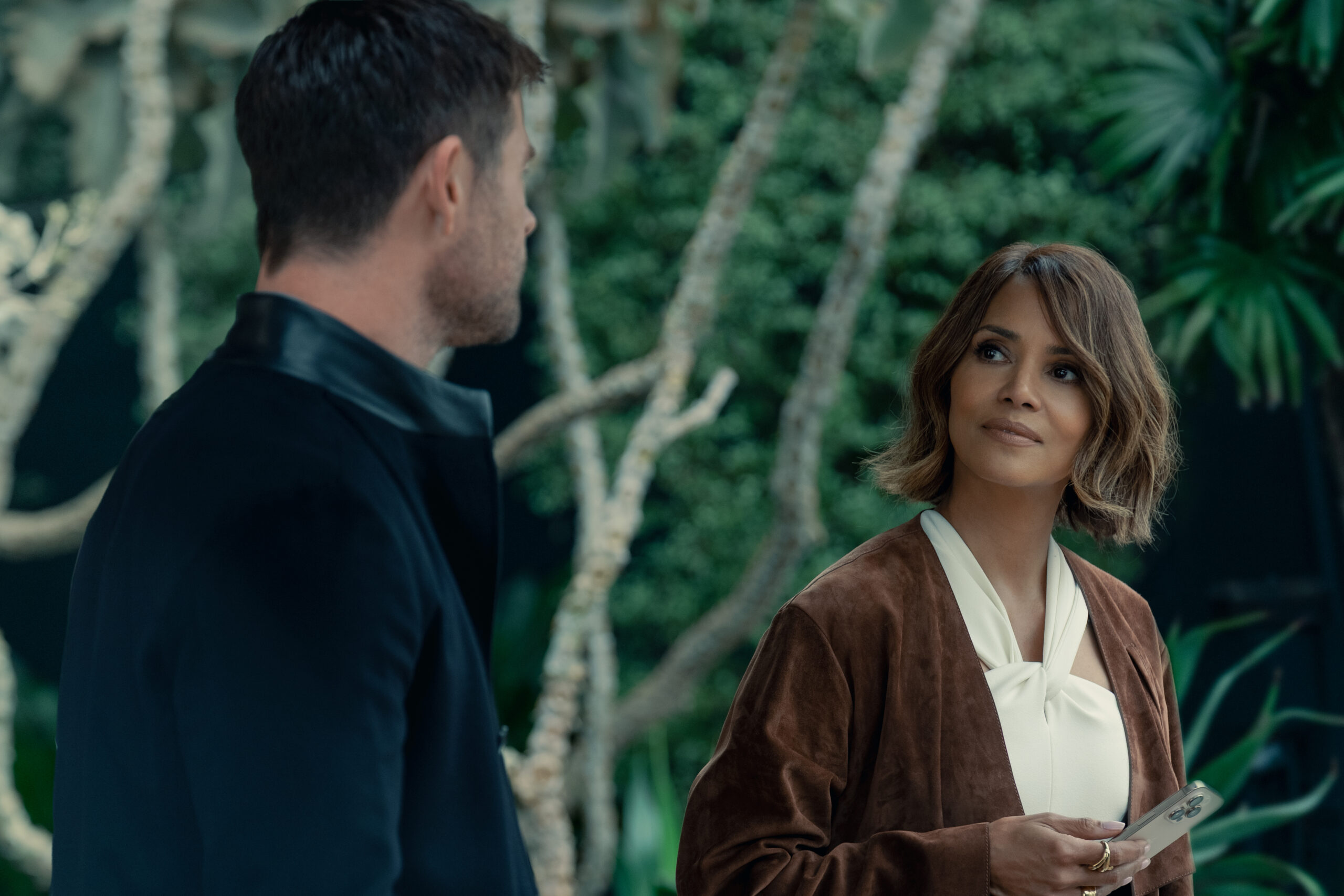 Chris Hemsworth and Halle Berry in&nbsp;CRIME 101. Photo Credit_ Dean Rogers