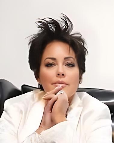 Kelly Lang Releases ‘I Reach for Red’