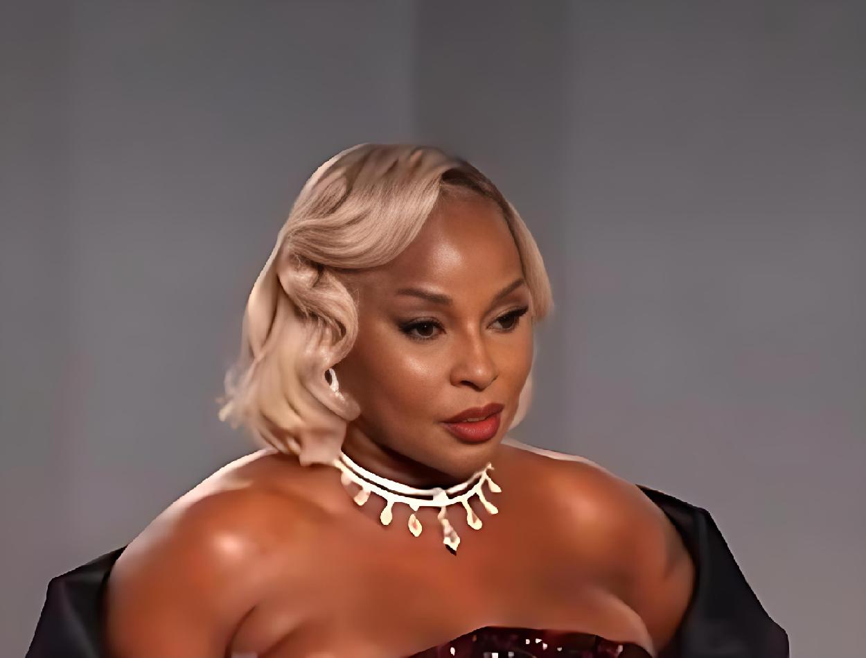 Mary J Blige's Oscars look 2026 featuring platinum blonde bob and red gown.