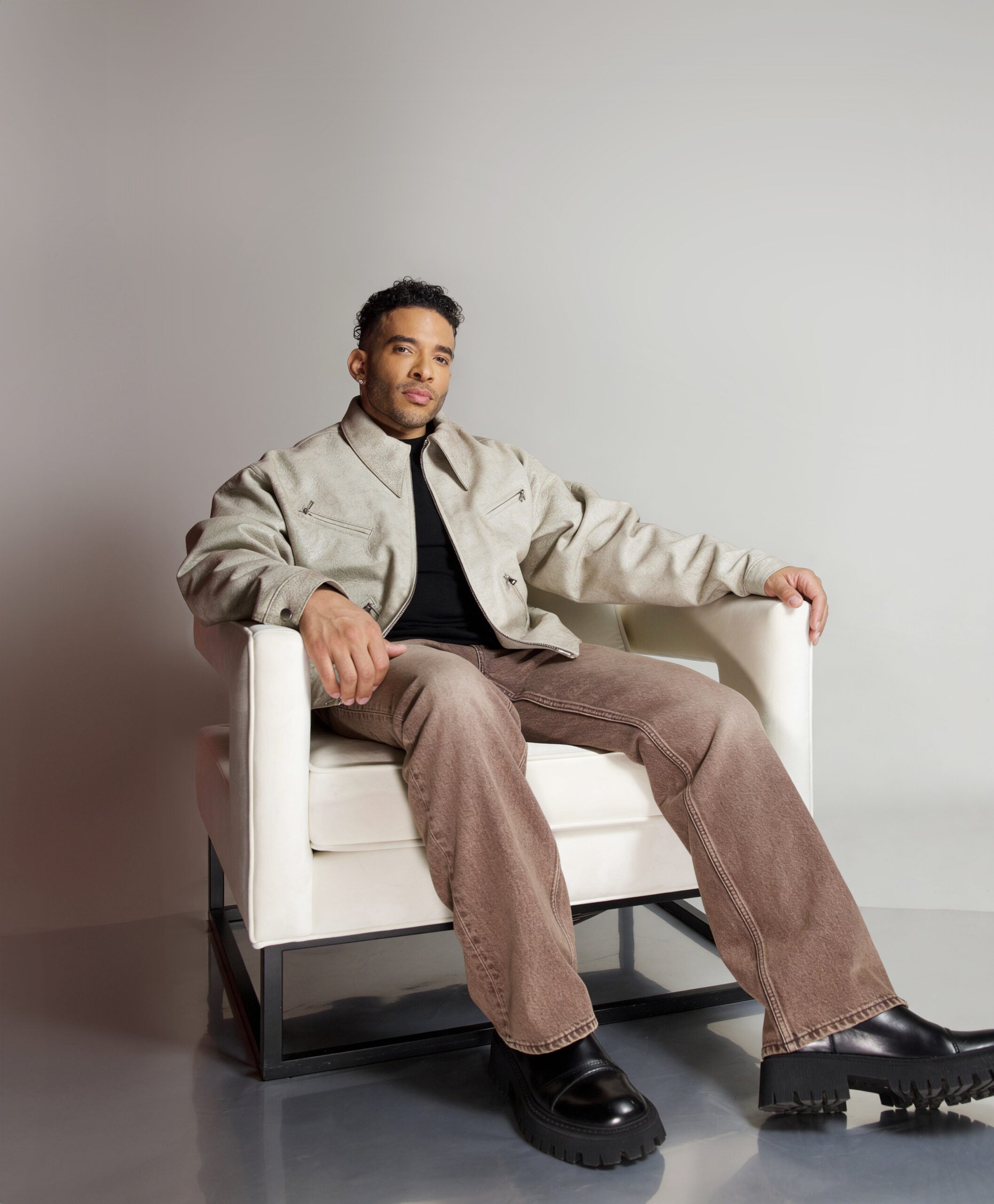 Jason Lee Chillin (courtesy of Jason Lee Show)