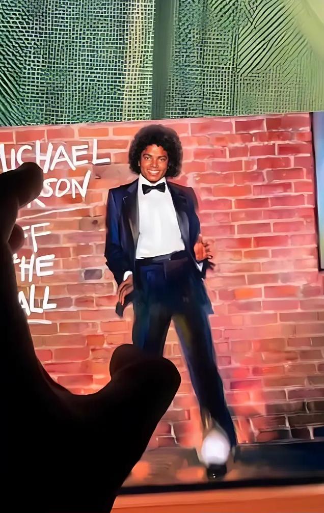 Michael Jackson’s ‘Shocking’ and ‘Innovative’ Infinite Zoom Art Goes Viral – A Must See | WATCH