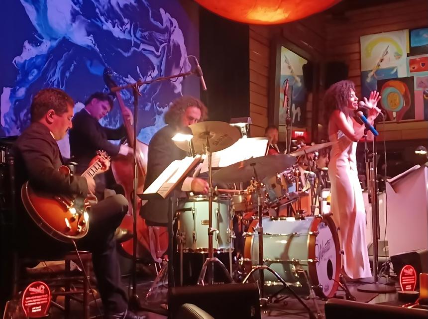 The Pulse of Entertainment: A Review/The Robin Simone Hollywood Orchestra’s Vibrato Show Belongs on Broadway or a Vegas Residency