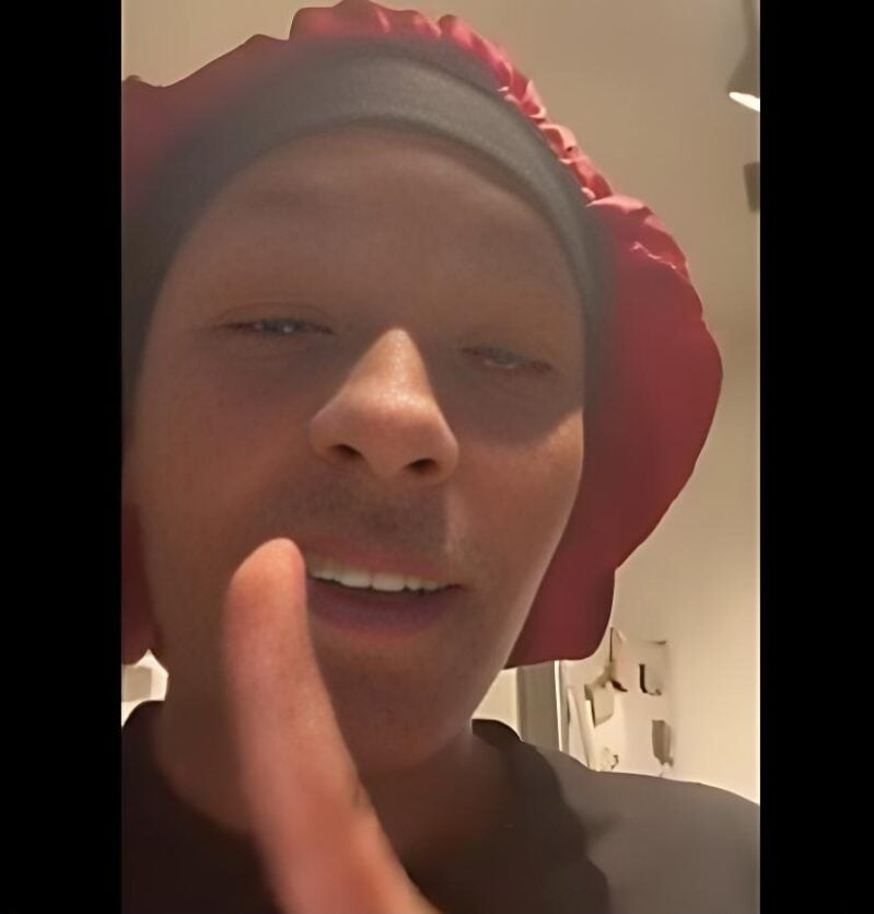 Mad Mom Confronting Teen Girl in Son’s Bunk Bed Sparks Heated Debate Online | WATCH